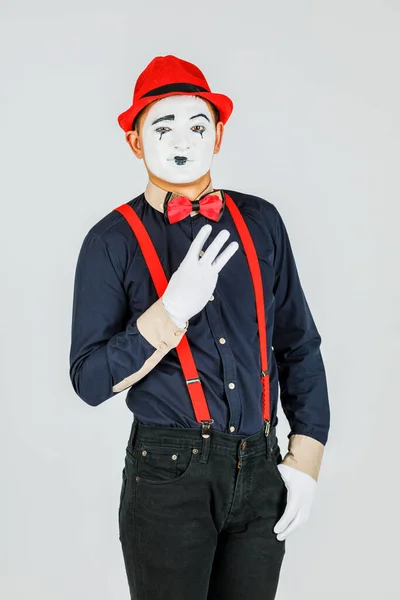 Clown Med Röda Hängslen Och Röd Hatt Vit Bakgrund — Stockfoto