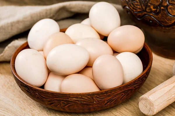 Ovos Galinha Uma Tigela Barro Produtos Agrícolas — Fotografia de Stock