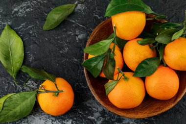 Mermer zemin üzerinde mandalinalar olan bir tabak..