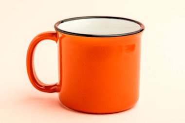 Sarı arka planda boş bir demir bardak..