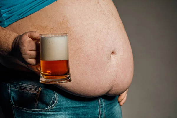 Hombre Con Vientre Gordo Sosteniendo Vaso Cerveza Sobre Fondo Oscuro —  Fotos de Stock