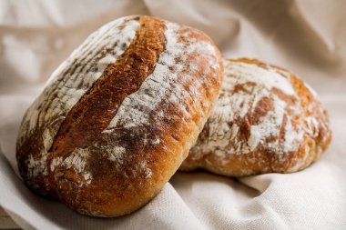 Ev ekmeği. Ekmek parası. Tam tahıllı çavdar ekmeği.