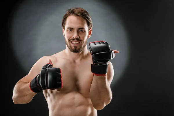 Hombre Con Guantes Boxeo Hombre Boxeando Sobre Fondo Negro Concepto — Foto de Stock