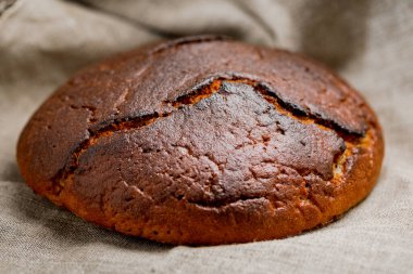 Ev ekmeği. Ekmek parası. Tam tahıllı çavdar ekmeği.