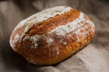 Ev ekmeği. Ekmek parası. Tam tahıllı çavdar ekmeği.