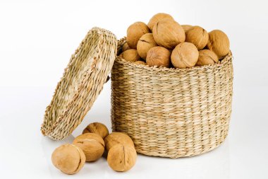 Beyaz zemin üzerinde ceviz izli hasır kutu.