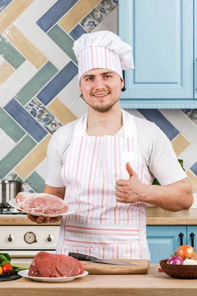 Junge Schöne Männliche Koch Präsentiert Essen Der Küche — Stockfoto