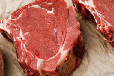 Çiğ et, siyah arka planda biftek, üst manzara.