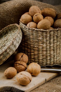 Tahtada ceviz olan hasır kutu..