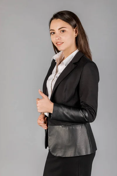 Junge Geschäftsfrau Dunkler Anzug Auf Grauem Hintergrund Bürokonzept — Stockfoto