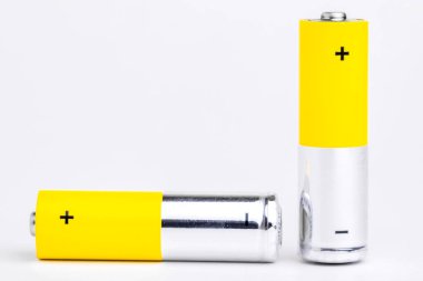 Beyaz arkaplanda AA alkali piller