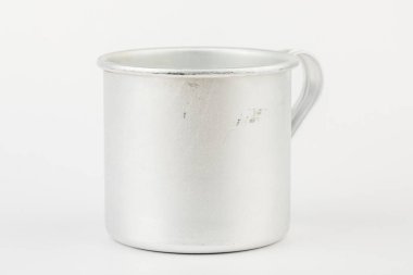 Beyaz arkaplanda alüminyum bardak izole