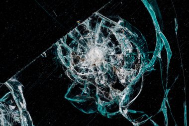 Siyah bir arka planda araba camındaki çatlaklar