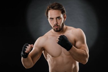 Ellerinde bandajlar olan bir boksörün portresi. Dövüşten önce dövüşçünün yumrukları ya da spor salonunda antrenman. Spor konsepti.
