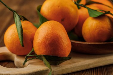 Tabakta mandalina ve ahşap masa..