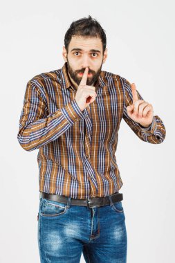 Beyaz arka planda soluk kotlu ve gömlekli orta yaşlı bir adam farklı duygular gösteriyor..