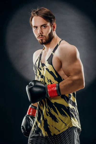 Hombre Con Guantes Boxeo Hombre Boxeando Sobre Fondo Negro Concepto — Foto de Stock