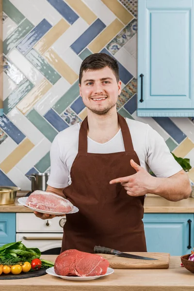 Junge Schöne Männliche Koch Präsentiert Essen Der Küche — Stockfoto