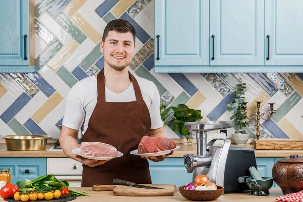 Junge Schöne Männliche Koch Präsentiert Essen Der Küche — Stockfoto