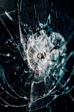 Siyah bir arka planda araba camındaki çatlaklar