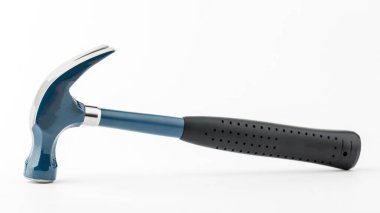 Beyaz izole arka planda lastik saplı mavi çekiç..