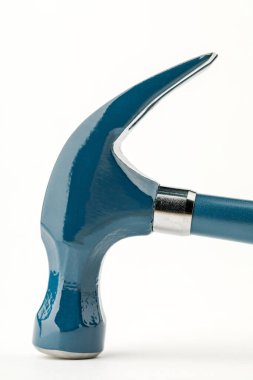 Beyaz izole arka planda lastik saplı mavi çekiç..