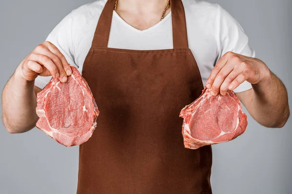 Vendedor Cozinheiro Masculino Segura Carne Crua Suas Mãos Mostra Fundo — Fotografia de Stock