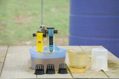 Hydroponic çiftliğindeki su ph ölçme. Elektronik ph 