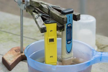 Hydroponic çiftliğindeki su ph ölçme. Elektronik ph 