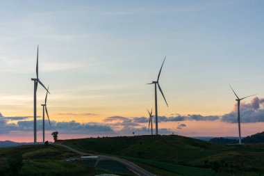 Ben manzara siluet Rüzgar jeneratörleri türbinleri günbatımı yaz