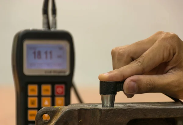 Inspección de espesor de hierro fundido por prueba de espesor ultrasónico para — Foto de Stock