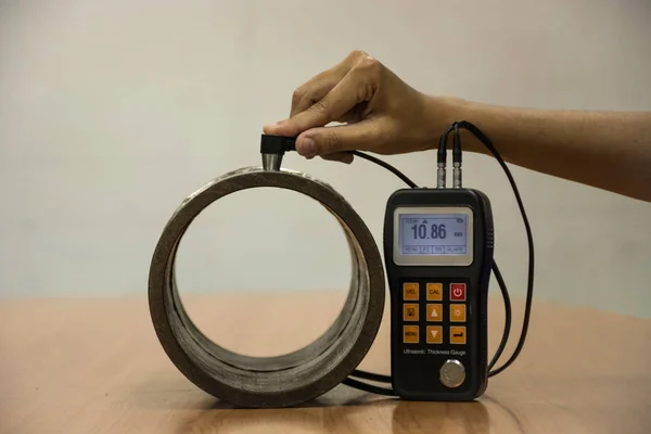 Inspection wall thickness pipe by ultrasonic thickness test for — Stock Photo, Image