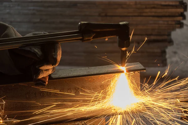 Arbetaren metall skärning med acetylen svetsning skärbränning — Stockfoto