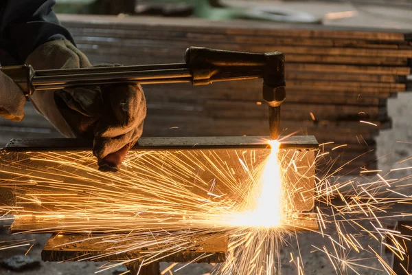 Corte de metal obrero con antorcha de corte de soldadura de acetileno — Foto de Stock