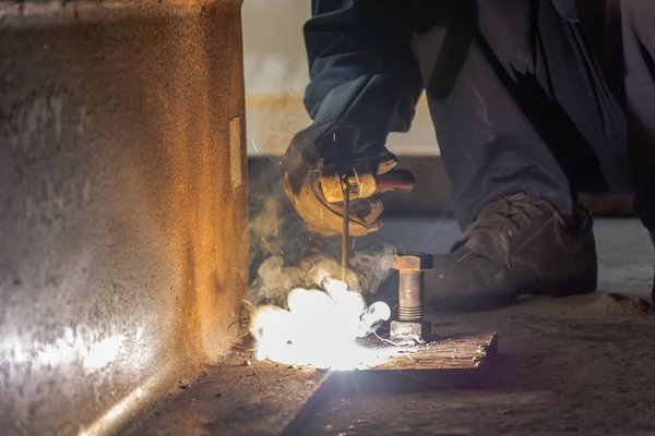 El trabajador fabrica la estructura por el proceso de soldadura del arco del metal del escudo — Foto de Stock