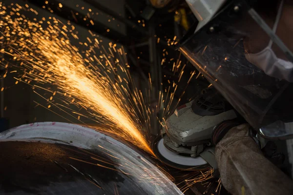 Trabajador de corte de metal con grinder. — Foto de Stock