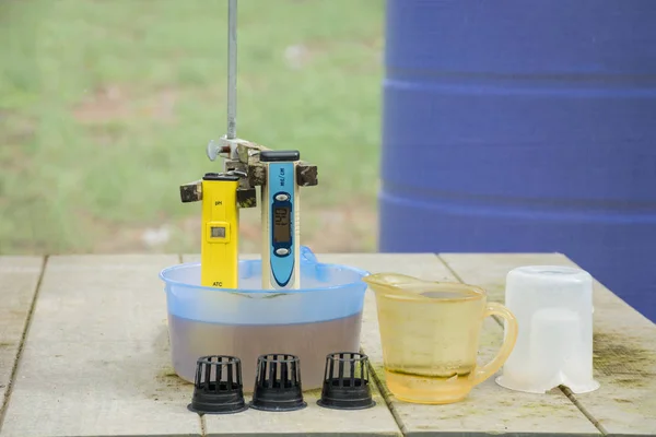 Вимірювання pH води в гідропонічній фермі. Електронний рН Стокове Зображення