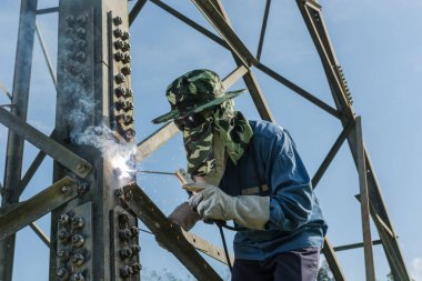 Kaynakçı iş yerinde yüksek elektrik yüksek gerilim kutup 230 Kv