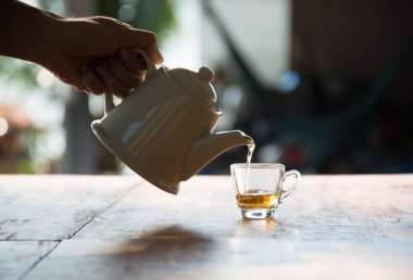 Bir cam siyah çay dökme