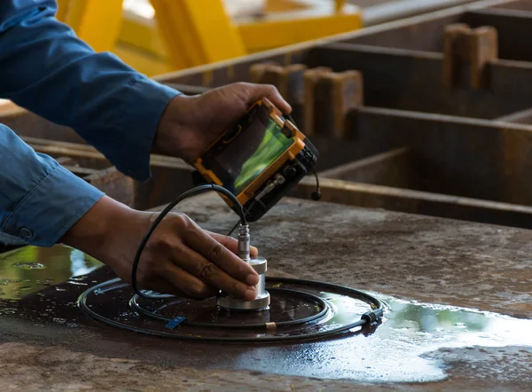 Prueba ultrasónica para detectar imperfección o defecto de la placa de acero — Foto de Stock