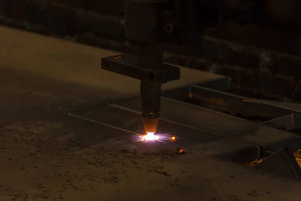 Taglio del metallo con la torcia dell'acetilene dalla macchina di taglio automatica vicino — Foto Stock