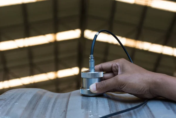 Prueba ultrasónica para detectar imperfección o defecto del espesor de la pared — Foto de Stock