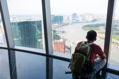 Bir ho chi min city adlı Vietnam görmek için oturan bir adam