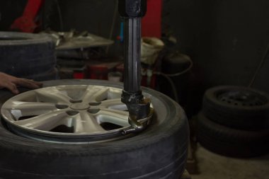 Yeni bir araba tekerlek lastik temizleyici makineye yükleyin 