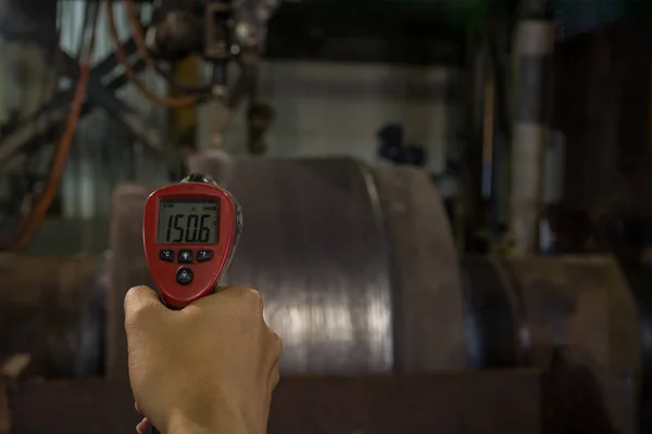 Checking temperature  heat steel during welding — Stock Photo, Image