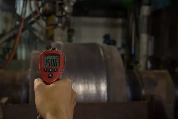 Перевірка температури теплової сталі під час зварювання Стокове Фото