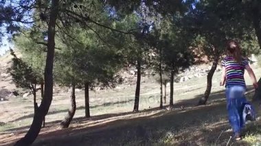 Çizgili bir bluz kız bir çam Forest_2 ile çalışır
