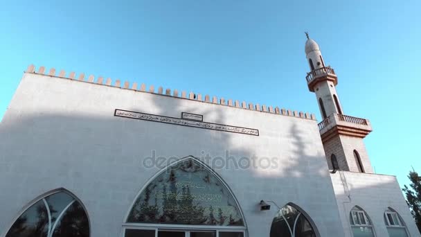 Hermosa mezquita blanca con cielo azul — Vídeo de stock