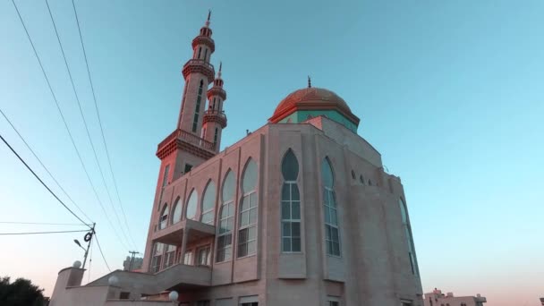 Schöne weiße Moschee mit blauem Himmel in Jordanien _ 4 — Stockvideo