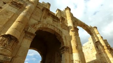 Antik Roma İmparatoru kapısı. Ürdün şehir Jarash. Jordan Şehir Müzesi: Jerash giriş kapısıdır.